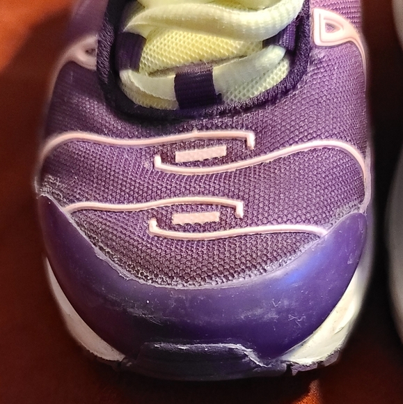 Nikes - Picture 4 of 4